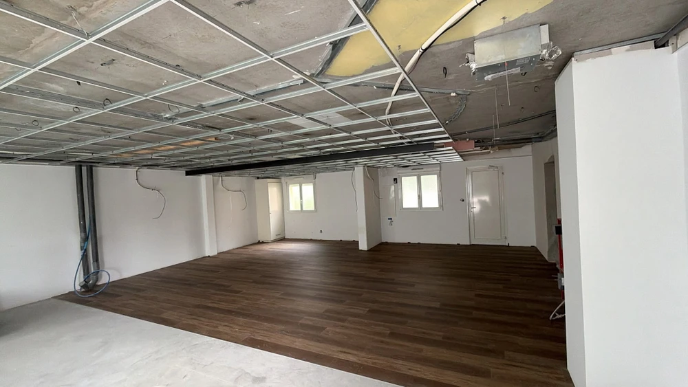Chantier de construction intérieure avec échafaudage métallique et échelle