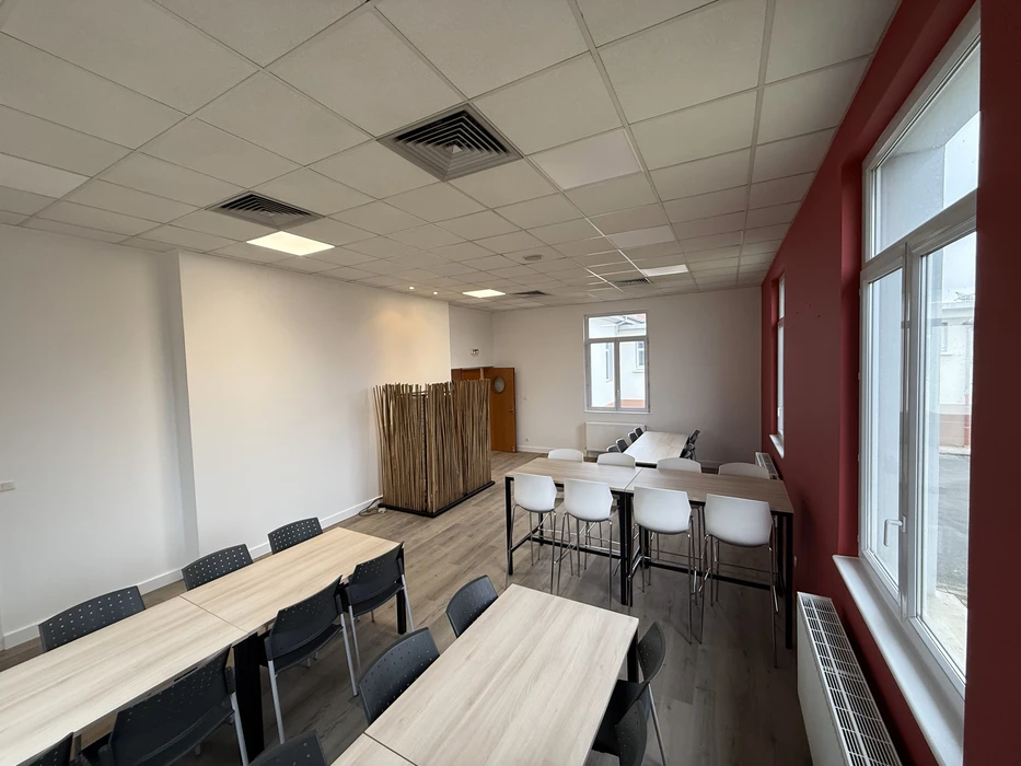 Chantier de construction intérieure avec échafaudage métallique et échelle